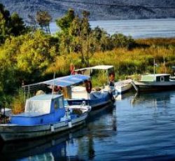 Dalaman Havalimanı akyaka arası 1 saat sürmektedir.