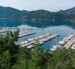 Dalaman Havalimanı Orhaniye arası 1 saat 45 dk sürmektedir.